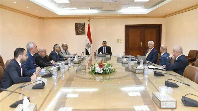 وزير الإنتاج الحربي يستقبل ممثلي 