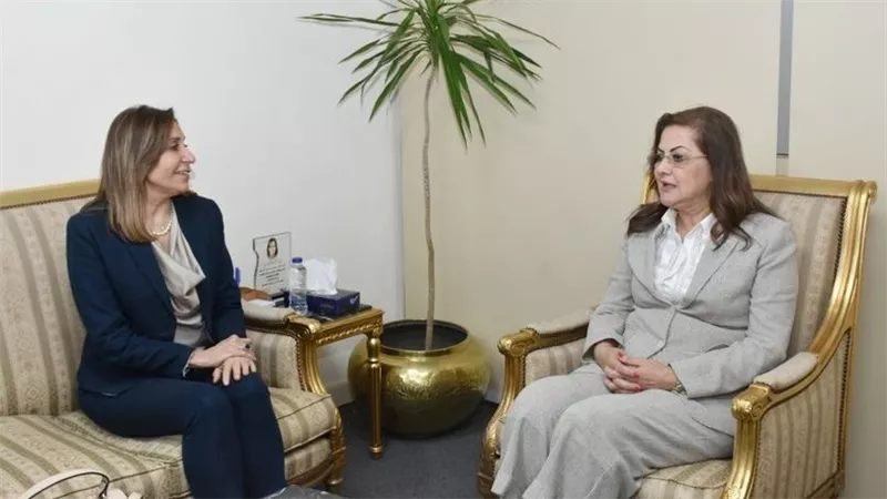 وزيرا الثقافة والتخطيط يبحثان آليات دعم التعاون لتطوير مجالات الحرف اليدوية التراثية 