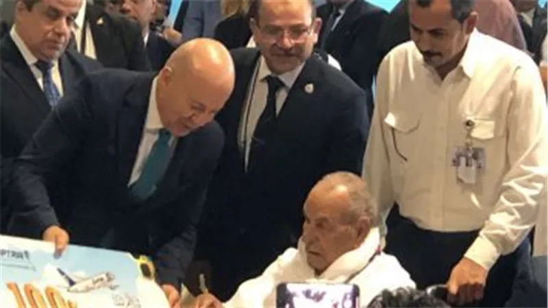 وزير الطيران يسلم أكبر الحجاج سنا تذاكر مجانية.. عمره 94 عاما