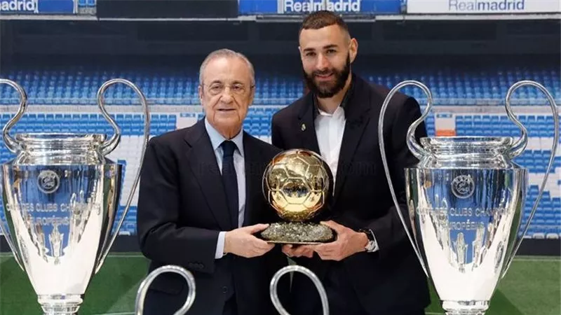 بيريز حقق حلم طفولتي.. بنزيما: كنت أتمنى الاعتزال في ريال مدريد