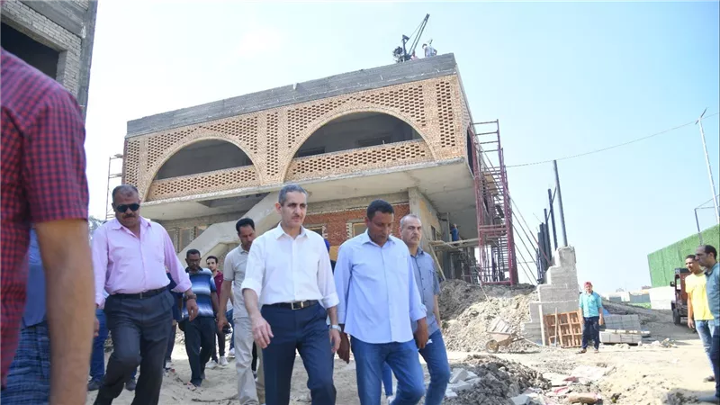 محافظ الغربية يتفقد مواقع العمل بمشروعات حياة كريمة 