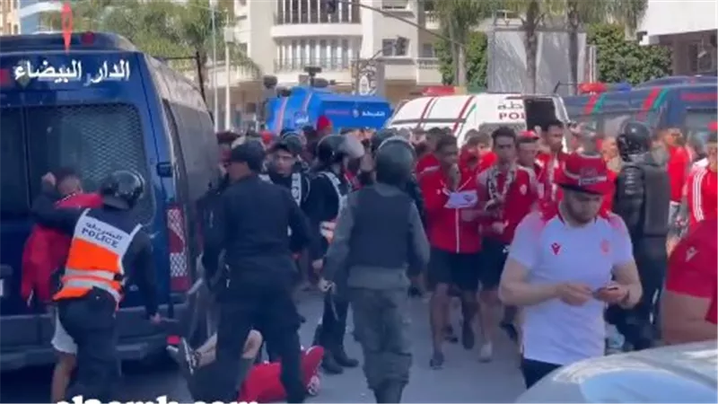 سوء تنظيم.. اشتباكات أمام ملعب محمد الخامس قبل مباراة الأهلي والوداد