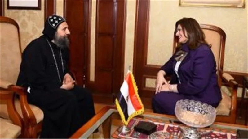 وزيرة الهجرة تستقبل كاهن كنيسة السيدة العذراء والقديسة دميانة بأيرلندا