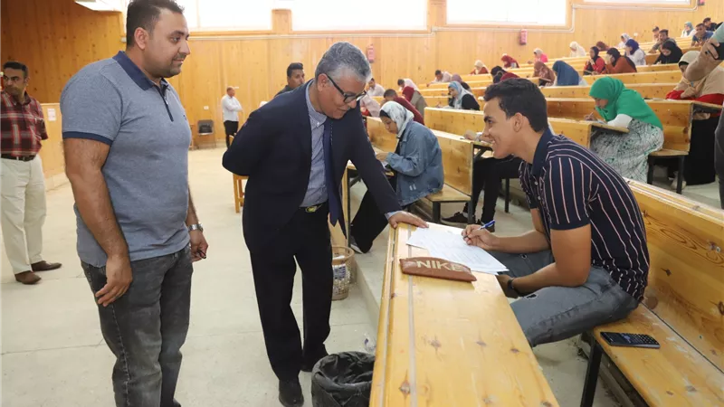 رئيس جامعة جنوب الوادى يتفقد أعمال امتحانات الفصل الدراسي الثانى