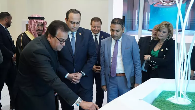 رئيس هيئة الرعاية الصحية يستقبل وزير الصحة والسكان لزيارة جناح الهيئة بالمعرض الطبي