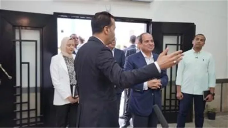 الرئيس السيسى يتفقد مجمع الخدمات التكنولوجية فى الأبعادية بالبحيرة