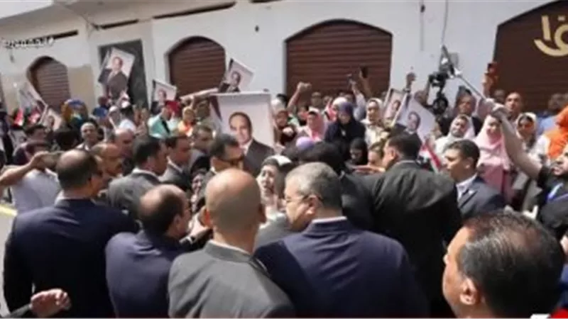 الرئيس السيسى يجرى حديثا مع مسؤولى مبادرة 