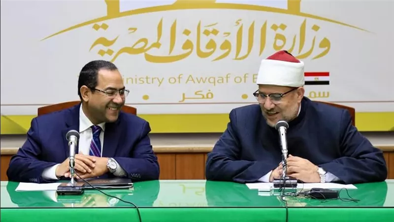 وزير الأوقاف يتسلم نتيجة مسابقة العمال من رئيس الجهاز المركزي للتنظيم والإدارة