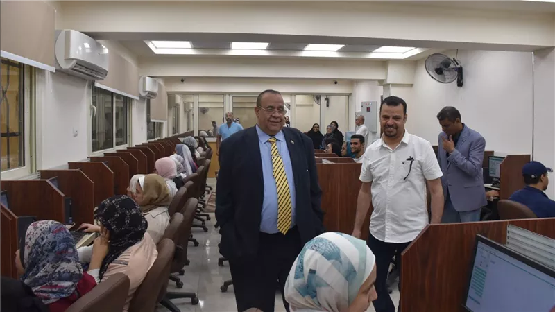 رئيس جامعة الأقصر يتفقد الاختبارات الإلكترونية لطلاب الفنون الجميلة 