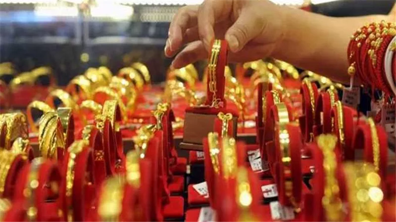 أسعار الذهب والدولار اليوم.. عيار 18 بـ 2014 جنيه