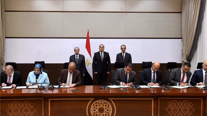 مدبولي يشهد توقيع عقود لتحويل الأماكن التابعة لشركات الاتصالات الأربع العاملة في مصر للعمل بالطاقة النظيفة