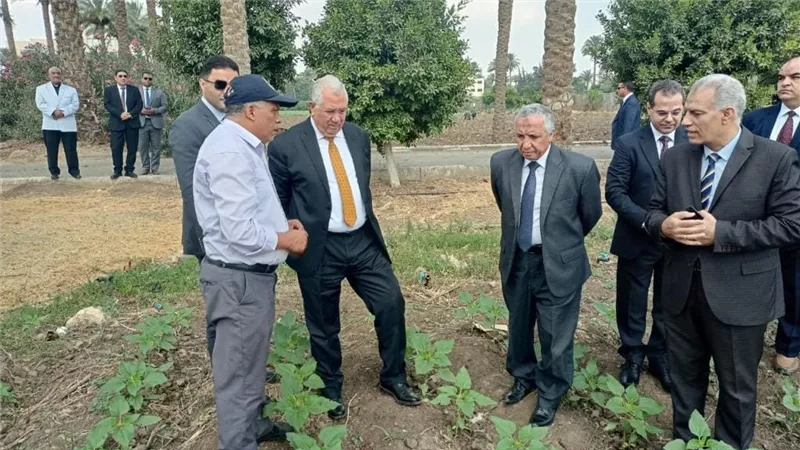 وزير الزراعة يتفقد المزارع البحثية والإرشادية بمركز البحوث الزراعية 
