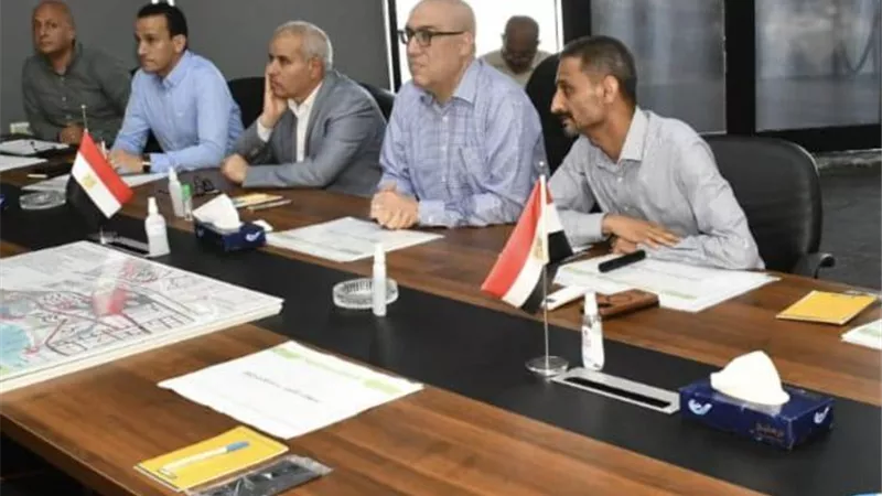 وزير الإسكان يعقد اجتماعا بمنطقة الأبراج الشاطئية بـ