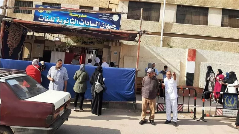 بالصور.. توافد طلاب الثانوية العامة لأداء امتحان اللغة الاجنبية الثانية بالدقهلية 