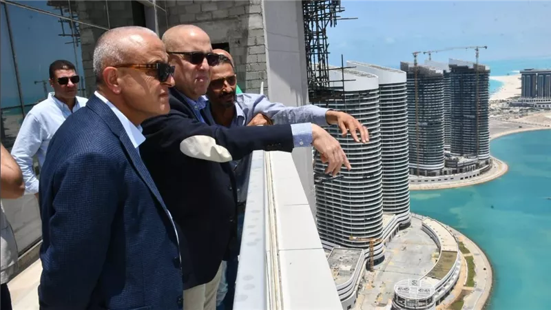 وزير الإسكان يتابع مشروعات مدينة العلمين الجديدة من الطابق الـ42 بأحد أبراج المنطقة الشاطئية
