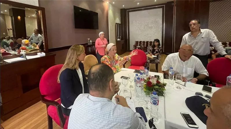 وزيرة البيئة تعلن بدأ دراسة تحليل سلوك القروش بالبحر الاحمر 