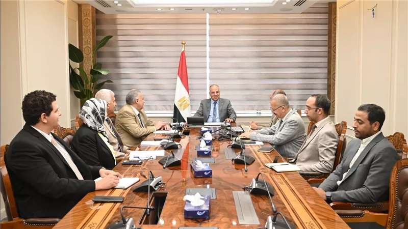 وزير الري يبحث إجراءات تطوير عمليات قياس مناسيب وتصرفات المياه بالترع 