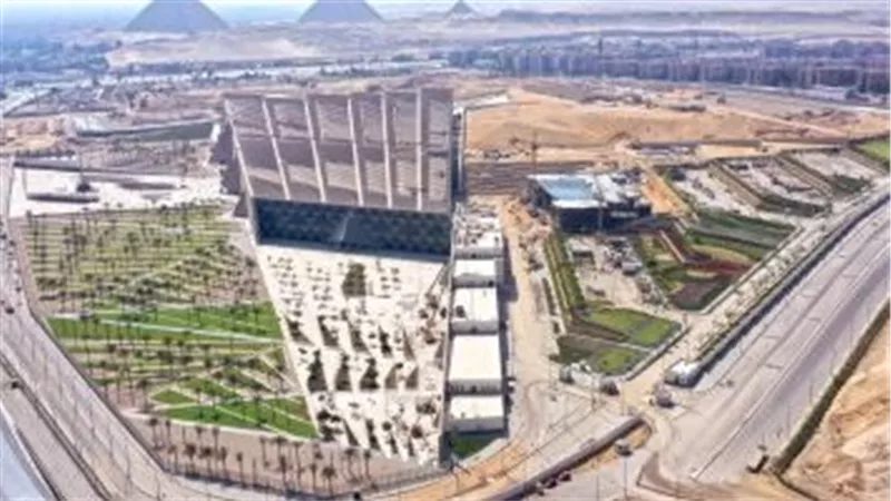 البدء في وضع القطع الأثرية داخل فتارين العرض بالقاعات الرئيسية بالمتحف الكبير