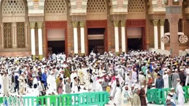 ما حكم التصوير أثناء أداء مناسك الحج والتحدث فى المحمول وقت الطواف؟
