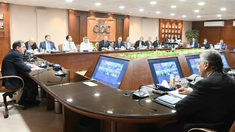 وزير البترول يرأس اجتماع اللجنة العليا لتداول وتوزيع المنتجات البترولية