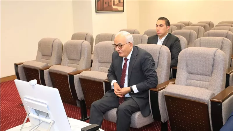 وزير التربية والتعليم يتابع امتحانات الثانوية العامة عبر تقنية الفيديو كونفرانس 