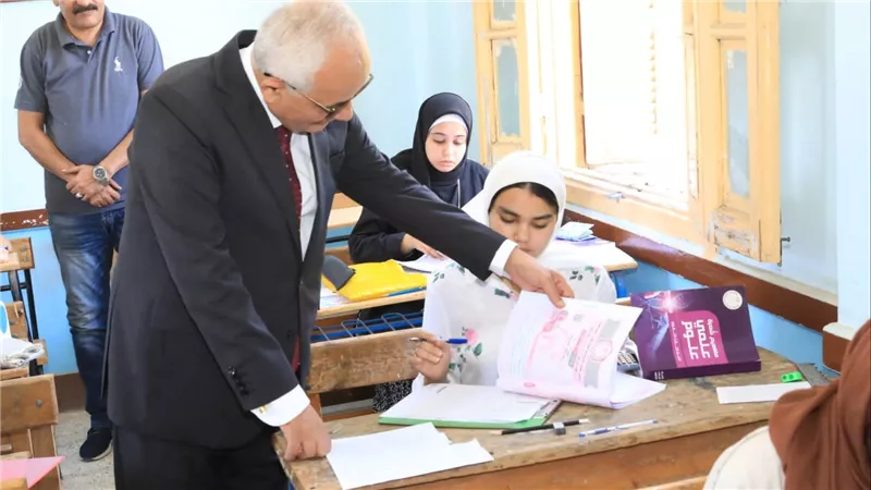 وزير التربية والتعليم ومحافظ السويس يتفقدان لجان امتحانات الثانوية العامة بالمحافظة