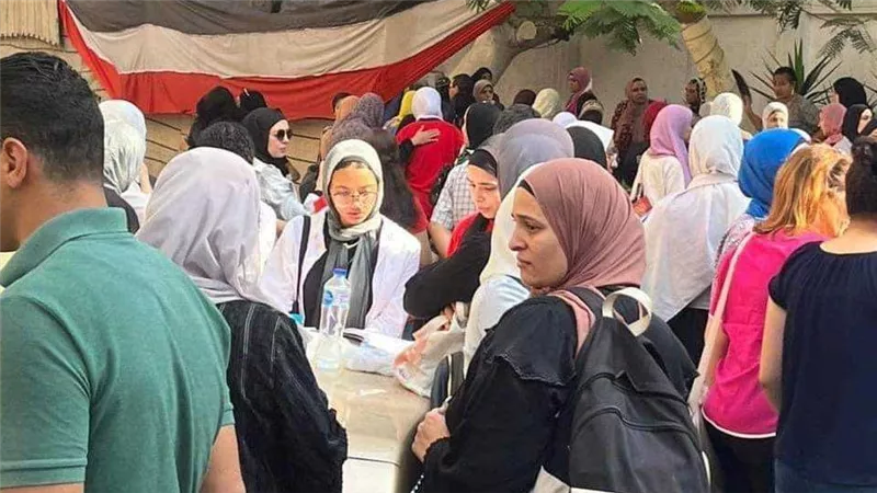 فرحه وحزن وتباين آراء طلاب الثانوية العامة حول مادتى الكيمياء والجغرافيا بالدقهلية