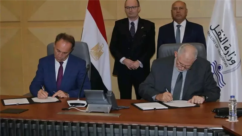 وزير النقل يشهد توقيع عقد تحديث وعمرة وإعادة تأهيل 280 جرار سكة حديد 