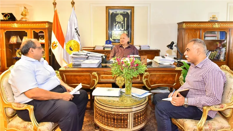 محافظ أسيوط يطمئن على توافر السلع الغذائية والأساسية بكميات مناسبة