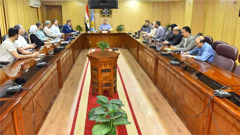 محافظ أسيوط يترأس اجتماع متابعة الموقف التنفيذى لمشروعات الوحدات والمراكز الصحية بالقرى 