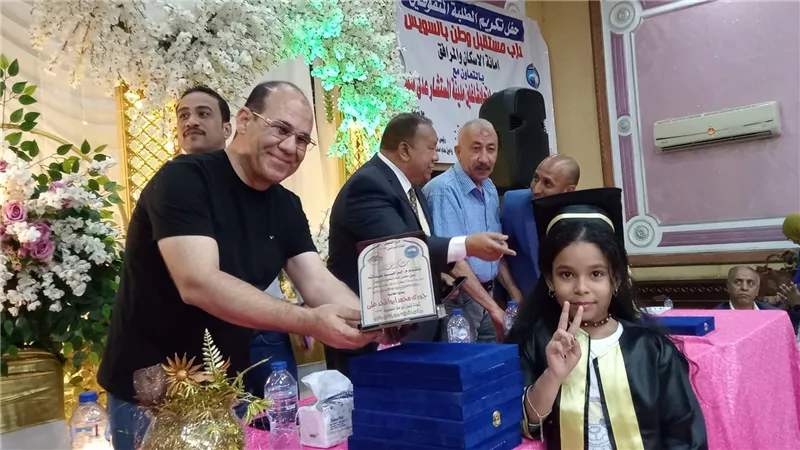خشانة يكرم طلاب مدينة المستشارعدلي منصور بالسويس