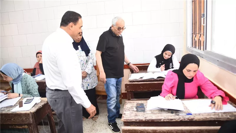 وزير التربية والتعليم ومحافظ مطروح يتفقدان عددا من لجان امتحانات الثانوية العامة بالمحافظة