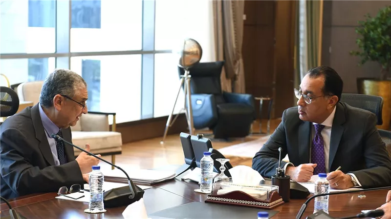 رئيس الوزراء يتابع مع وزير الكهرباء والطاقة المتجددة عدداً من ملفات العمل