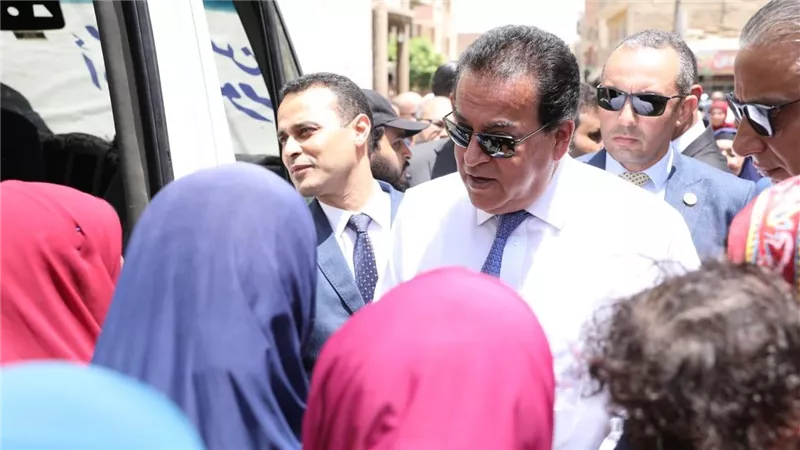 وزير الصحة يتفقد مقر حملة 100 يوم صحة بكفر محفوظ ويوجه بمدّ ساعات العمل لـ 10 مساءً 