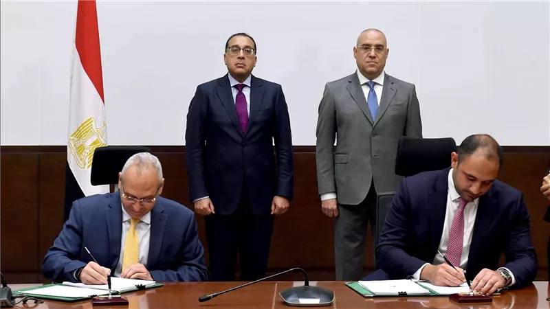 رئيس الوزراء يشهد توقيع عقدي شراكة لإدارة وتشغيل فندقين جديدين في 
