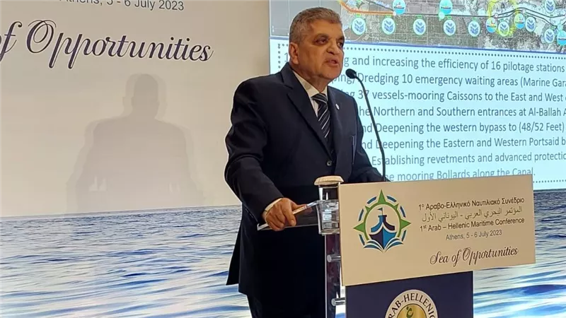 الفريق أسامة ربيع يستعرض استراتيجية قناة السويس