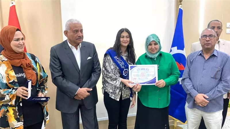 محافظ السويس يكرم أوائل الدبلومات الفنية