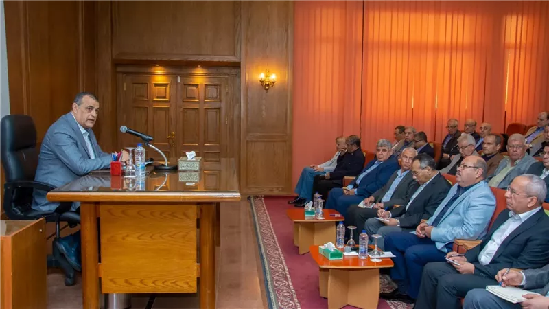 وزير الإنتاج الحربي يعقد اجتماع مع رؤساء مجالس إدارات الشركات والوحدات التابعة ورؤساء القطاعات والمستشارين بالوزارة