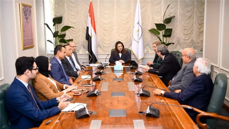 وزيرة الهجرة تبحث مع أعضاء مؤسسة 