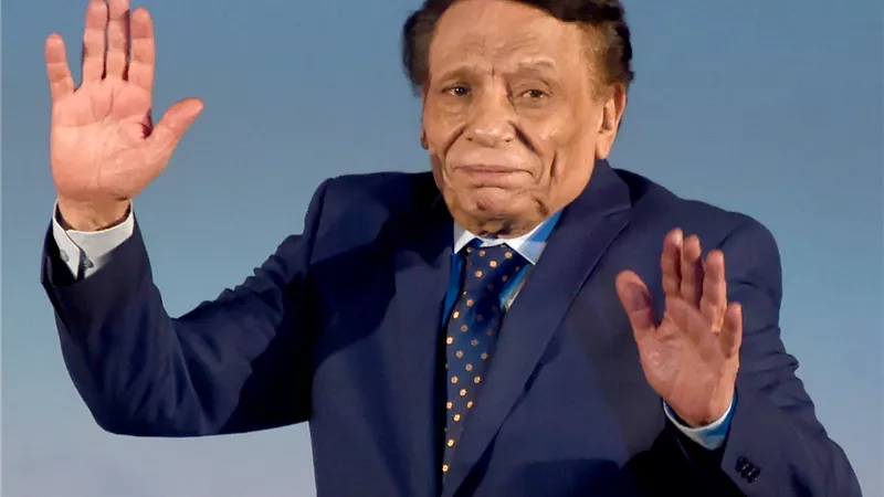 عادل إمام.. خطة اغتيال الزعيم في مسرح الهرم