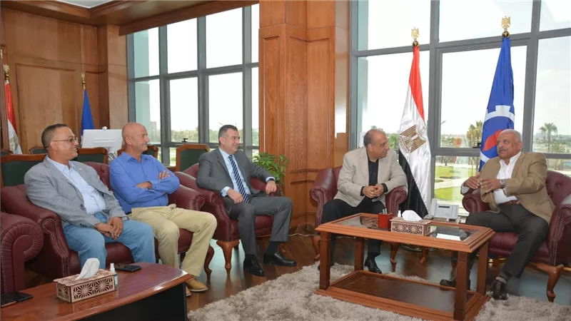 وزير قطاع الأعمال في زيارة للسويس لتفقد عدد من الشركات التابعة للوزارة