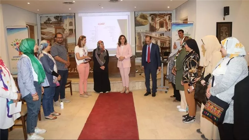 وزيرة الثقافة تتابع ورشة تعليم أساسيات لغة الإشارة للعاملين بقطاعات الوزارة 