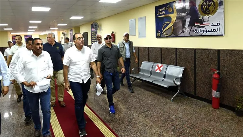 رئيس الوزراء يتفقد وحدة مرور سيوة