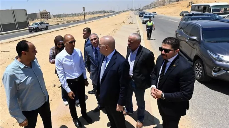 وزير الإسكان يتفقد مشروعات تطوير محاور الطرق
