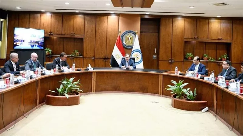 وزير البترول يلتقي نائب الرئيس التنفيذي لشركة كاتربيلر