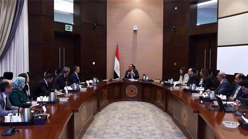 رئيس الوزراء يلتقي مسئولي شركة 
