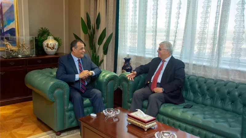 وزير التنمية المحلية يتابع مع محافظ المنوفية آخر مستجدات تنفيذ مشروعات حياة كريمة والخطة الاستثمارية