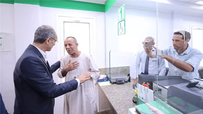 وزير الاتصالات يفتتح ويتفقد عدد من المشروعات بقرى حياة كريمة 