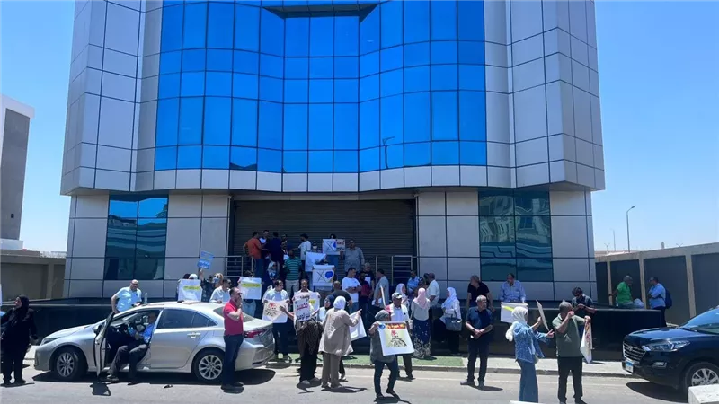 ميكروسكوب.. متضرري شركة مكسيم العقارية ينظمون وقفة أحتجاجية.. ويطالبون بتدخل الحكومة