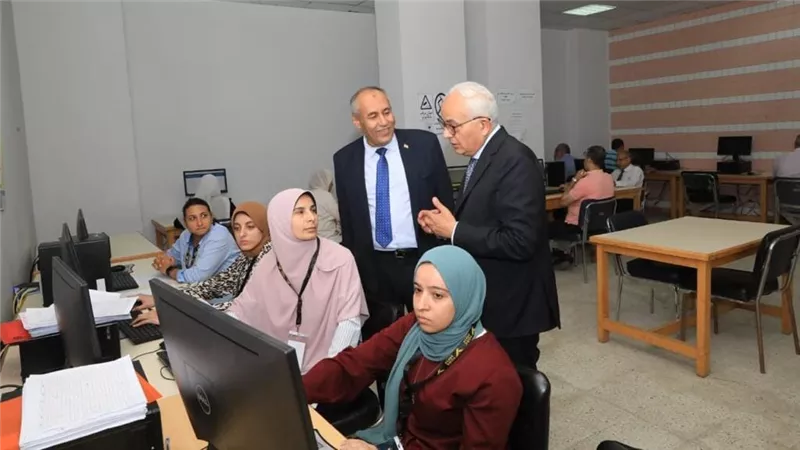 وزير التربية والتعليم يتفقد مركز التصحيح الرئيسي الإلكتروني لامتحانات الثانوية العامة
